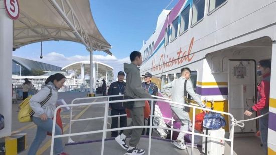 旅客登船出行。 旅客登船出行。