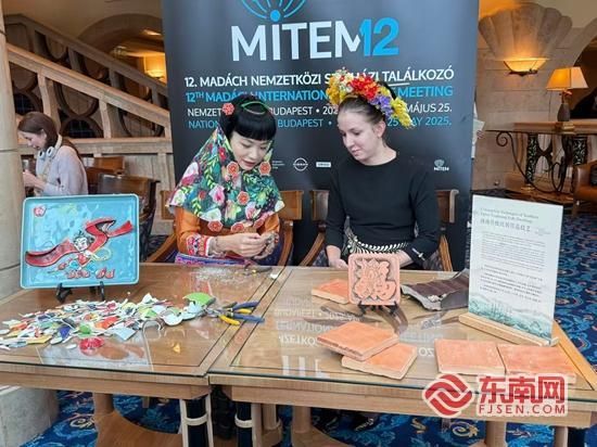 陈媚媚向外宾讲解剪瓷雕。受访者 供图 陈媚媚向外宾讲解剪瓷雕。受访者 供图