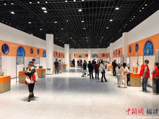 图为民众在福建省福鼎市科技馆参观。 图为民众在福建省福鼎市科技馆参观。