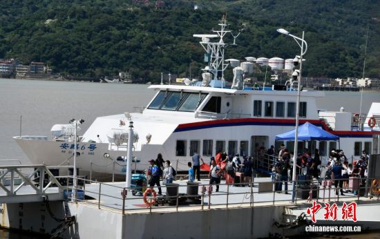 资料图为马祖民众搭乘马尾-马祖“小三通”客运航线抵达福州马尾。中新社记者 王东明 摄 资料图为马祖民众搭乘马尾-马祖“小三通”客运航线抵达福州马尾。中新社记者 王东明 摄