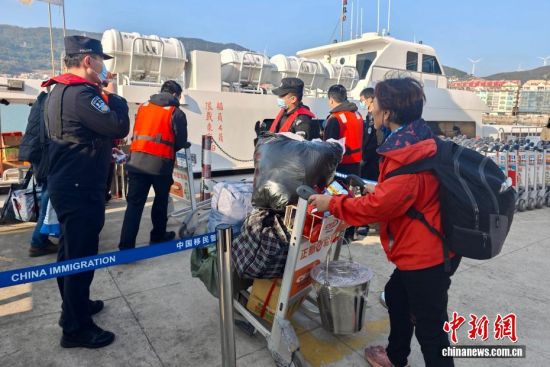 资料图为旅客从福州港黄岐客运码头乘坐“小三通”航线前往马祖。中新社记者 王东明 摄 资料图为旅客从福州港黄岐客运码头乘坐“小三通”航线前往马祖。中新社记者 王东明 摄