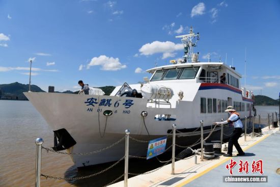 资料图为执行马尾-马祖“小三通”客运航线的“安麒6号”轮停靠在马尾琅岐客运码头。中新社记者 王东明 摄 资料图为执行马尾-马祖“小三通”客运航线的“安麒6号”轮停靠在马尾琅岐客运码头。中新社记者 王东明 摄