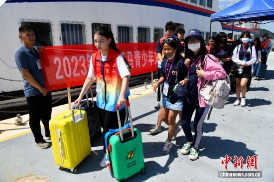 资料图为马祖青少年搭乘“小三通”航线前来马尾参加活动。中新社记者 王东明 摄 资料图为马祖青少年搭乘“小三通”航线前来马尾参加活动。中新社记者 王东明 摄