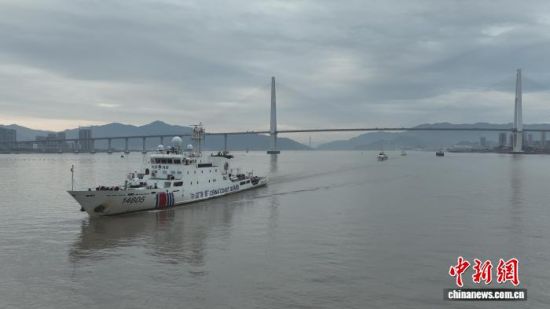 图为福建海警局舰艇编队开展狭水道航行训练。王昊摄 图为福建海警局舰艇编队开展狭水道航行训练。王昊摄