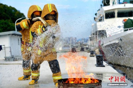图为福建海警局执法员开展消防灭火训练。王昊摄 图为福建海警局执法员开展消防灭火训练。王昊摄