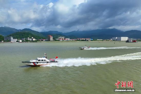 图为福建海警局摩托艇编队开展海上处突训练。王昊摄 图为福建海警局摩托艇编队开展海上处突训练。王昊摄