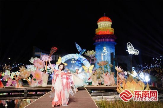 在水上彩灯舞台,十二花神如画中仙漫步人间。厦门文旅供图 在水上彩灯舞台,十二花神如画中仙漫步人间。厦门文旅供图