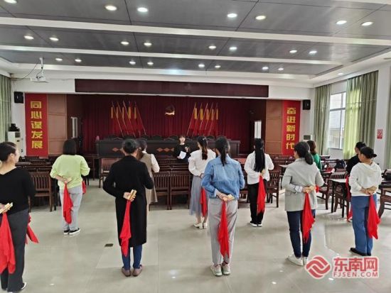 松柏村干部和村民组建的巾帼快板队正在排练《松柏文明歌》 受访者供图 松柏村干部和村民组建的巾帼快板队正在排练《松柏文明歌》 受访者供图