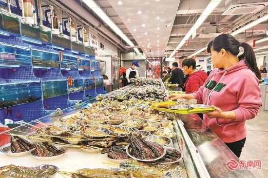 “福建有口福”餐饮消费券发放活动(厦门除外)进一步激活餐饮业。图为今年元旦期间,福州五四路一家自助海鲜火锅店内人声鼎沸,顾客在挑选海鲜。 福建日报记者 游庆辉 摄 “福建有口福”餐饮消费券发放活动(厦门除外)进一步激活餐饮业。图为今年元旦期间,福州五四路一家自助海鲜火锅店内人声鼎沸,顾客在挑选海鲜。 福建日报记者 游庆辉 摄