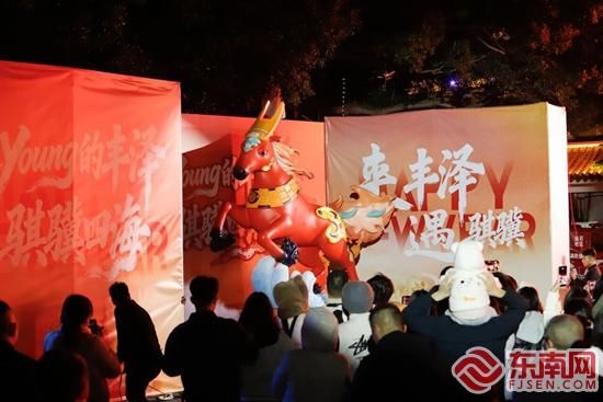 “骐骥泽泽”亮相,吸引广大市民群众拍照打卡。丰泽区委宣传部 供图 “骐骥泽泽”亮相,吸引广大市民群众拍照打卡。丰泽区委宣传部 供图