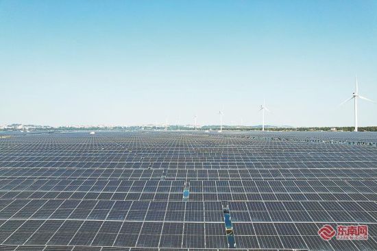 光伏电站里壮观的太阳能电池方阵 光伏电站里壮观的太阳能电池方阵