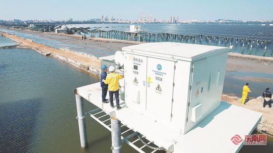 工作人员在调试光伏电站的电力设备。 工作人员在调试光伏电站的电力设备。