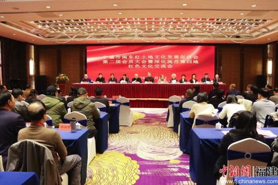 ���������������������Ļ���չ�ٽ���ڶ����Ա����������ԥ�ĵغ�ɫ�Ļ��������ֳ���Ҷ���� ��