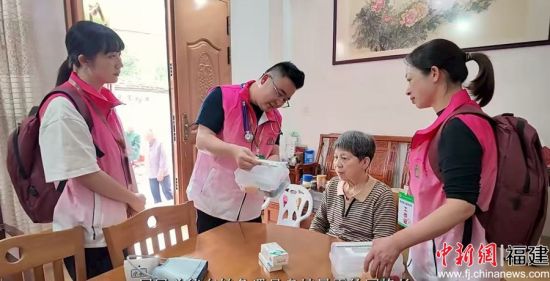 家庭医生签约服务团队入户发放小药箱。 家庭医生签约服务团队入户发放小药箱。