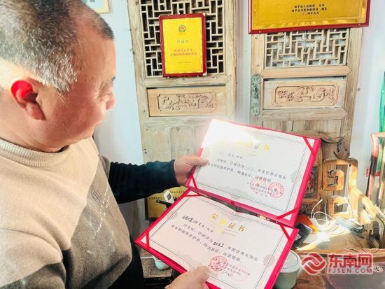 ºÎÀíÐËչʾËû»ñµÃµÄÓÅÐãÎÄÎﰲȫרְѲ²éÑø»¤Ô±ÈÙÓþÖ¤Êé¡¡¶«ÄÏÍø¼ÇÕß¡¡³ÂÑÞ¡¡Éã ºÎÀíÐËչʾËû»ñµÃµÄÓÅÐãÎÄÎﰲȫרְѲ²éÑø»¤Ô±ÈÙÓþÖ¤Êé¡¡¶«ÄÏÍø¼ÇÕß¡¡³ÂÑÞ¡¡Éã