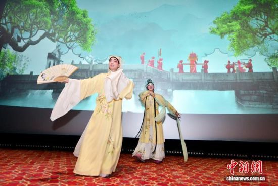 图为青年闽剧演员在首映礼上展示《双蝶扇》经典片段。中新社记者 张斌 摄 图为青年闽剧演员在首映礼上展示《双蝶扇》经典片段。中新社记者 张斌 摄