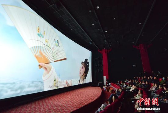 图为民众在观看影片。中新社记者 张斌 摄 图为民众在观看影片。中新社记者 张斌 摄