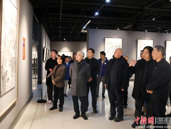 领导嘉宾参观“把闽东之光传播开去”中国画作品展。吴允杰 摄 领导嘉宾参观“把闽东之光传播开去”中国画作品展。吴允杰 摄