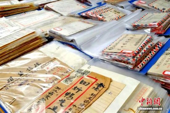 “两岸信使”田圻畅将收藏的3000多件两岸珍贵书信捐赠给中国闽台缘博物馆。图为整理归纳的部分书信。中国闽台缘博物馆供图 “两岸信使”田圻畅将收藏的3000多件两岸珍贵书信捐赠给中国闽台缘博物馆。图为整理归纳的部分书信。中国闽台缘博物馆供图