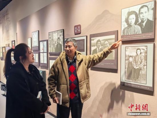 1月9日,“两岸信使”田圻畅(右)在中国闽台缘博物馆讲述自己的经历与两岸寻亲故事。中新社记者 孙虹 摄 1月9日,“两岸信使”田圻畅(右)在中国闽台缘博物馆讲述自己的经历与两岸寻亲故事。中新社记者 孙虹 摄