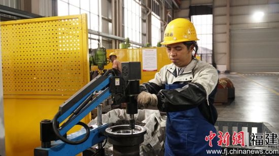 生产车间内,工人在生产铸件。 生产车间内,工人在生产铸件。