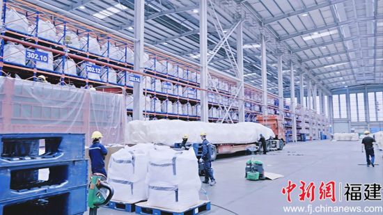 在科达新能源生产车间里,一袋袋锂电池石墨负极材料正在装车。 在科达新能源生产车间里,一袋袋锂电池石墨负极材料正在装车。