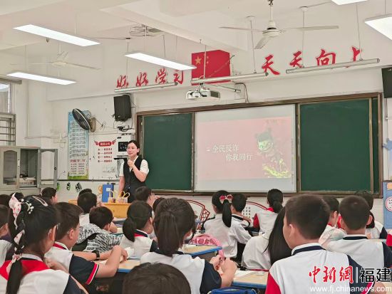 开展送金融知识进校园活动。 开展送金融知识进校园活动。