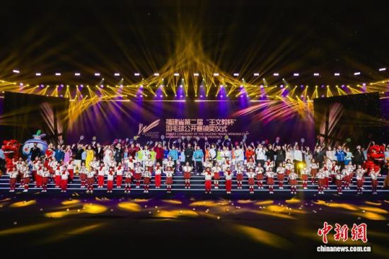 1月10日晚,第二届“王文教杯”羽毛球公开赛颁奖仪式在福州举行。 福建省乒羽网运动管理中心 供图 1月10日晚,第二届“王文教杯”羽毛球公开赛颁奖仪式在福州举行。 福建省乒羽网运动管理中心 供图