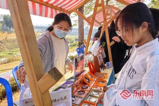 �ֳ�չλ�������ֹ���Ʒ�����˺ܶ����񣨶��������� ���� �㣩