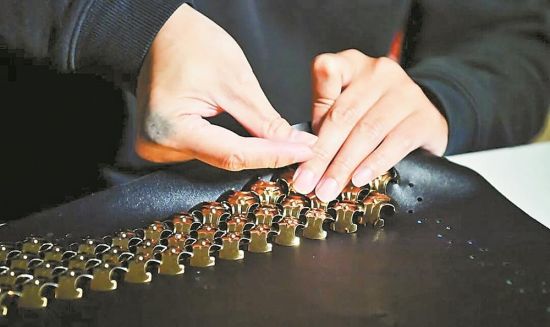 手工缝制铠甲细节。 手工缝制铠甲细节。