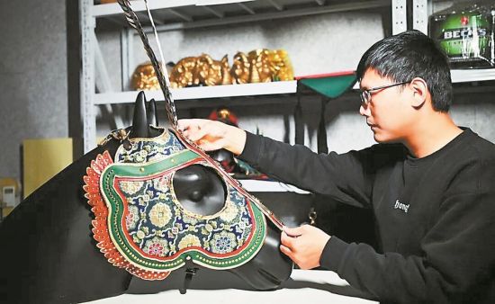 比照模型调整细节。 比照模型调整细节。