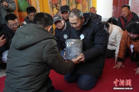 1��12�գ�����פ���̨꣬���ϱ��ڻ�ʿ�ǻұ����ͻؼҡ������������ ���� ��