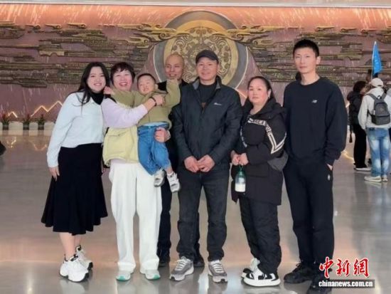 2025年12月,阔别多年后,大陆亲属一行赴武汉探望万香廷(左一),两岸亲人终得团聚。(受访者供图) 2025年12月,阔别多年后,大陆亲属一行赴武汉探望万香廷(左一),两岸亲人终得团聚。(受访者供图)