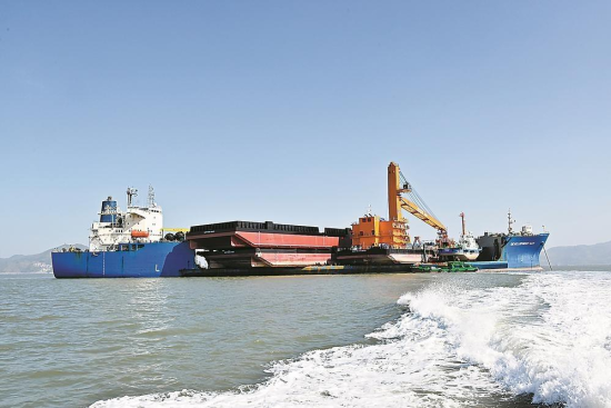 ��ǰ�������¸��뿪�İ����������Ͱ�Ǳ������չ֮·���֣�����5�Ҽ�ֵԼ1��Ԫ�Ĺ����ബ����ʻ�ں����ϡ������ǿ� �㣩