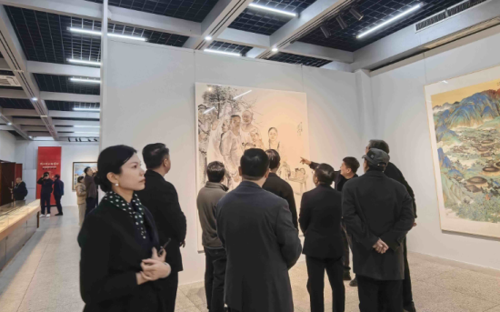 展览吸引了众多爱好者观展。 展览吸引了众多爱好者观展。