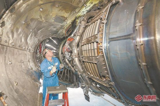 近日,在厦门航空福州维修基地,一名机务工程师在对波音737MAX机型的涡轮发动机进行C1检工作。 近日,在厦门航空福州维修基地,一名机务工程师在对波音737MAX机型的涡轮发动机进行C1检工作。