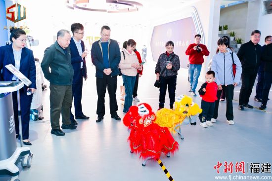 图为店内机器狗舞狮方阵表演精彩节目。龙文区融媒体中心供图 图为店内机器狗舞狮方阵表演精彩节目。龙文区融媒体中心供图