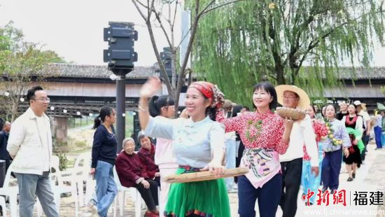 闽北油溪村举办果蔬时装秀,所有装饰材料均源自本地田间地头。光泽县委宣传部供图 闽北油溪村举办果蔬时装秀,所有装饰材料均源自本地田间地头。光泽县委宣传部供图