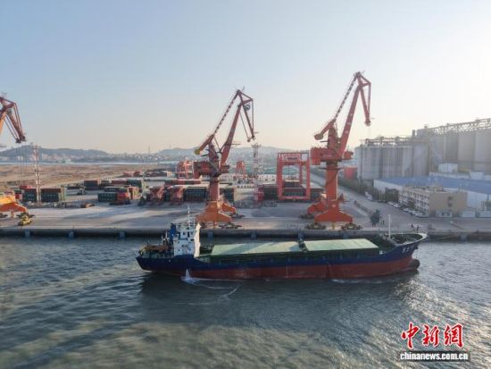 8日,载运约3340吨花岗岩小碎石的两岸直航船舶“星东18”轮,缓缓驶离泉州肖厝物流码头。 黄文兴 摄 8日,载运约3340吨花岗岩小碎石的两岸直航船舶“星东18”轮,缓缓驶离泉州肖厝物流码头。 黄文兴 摄