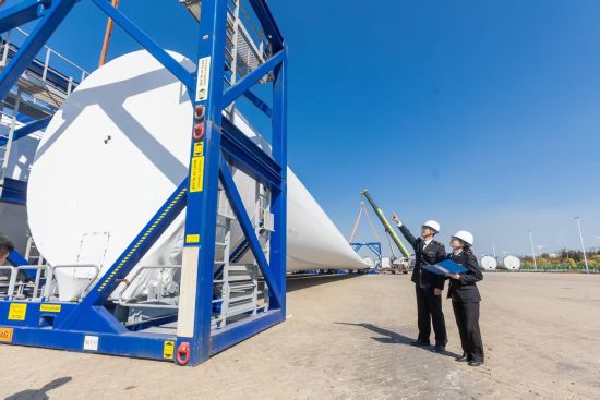 福州港2026年首批风电设备“乘风”出海。(薛有雄 夏志金 摄) 福州港2026年首批风电设备“乘风”出海。(薛有雄 夏志金 摄)