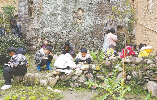 孩子在村里写诗画画。 孩子在村里写诗画画。