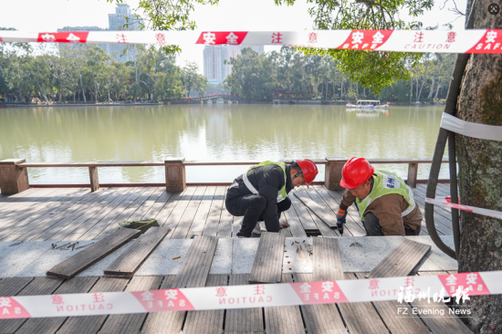 施工人员更换损坏的木板。 施工人员更换损坏的木板。