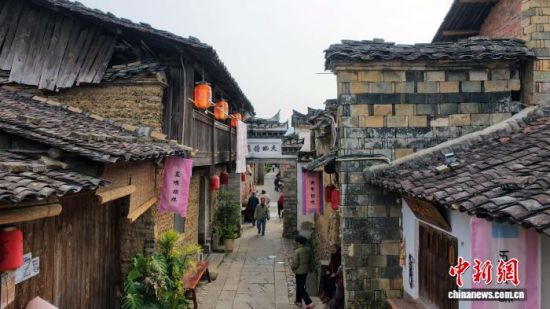 ��1��16�գ�����ʱ�ڣ�������ƽ����ɽ�����������Ͳ˻���Ȼ������Ϊ��������һĨ��ɫ���Ĺ�ɽ�ϵ����ӵ�������������������ܱ߾�����ӳ�ɾ���������ǡ����ӹ����������������1700���ꡣ�������ڴ˶��ӽ�50�꣬��������¥��������Ժ��30�ദ�ż������͹Žֱ���400�ධ�Ž���ӣ�����ѧ�������Ҫ���򡣶�����Ž֡��Ž���ɽˮ�໥ӳ�ģ�ʹ������Ϊ���Ƕ��շù�Ѱ�ĵ����ŵء�ͼΪ�Ž֡�(���˻�����)���������� ������ ��