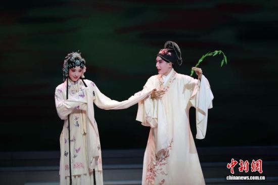 1月15日晚,由大陆学生担纲的校园青春版《牡丹亭》在台北与观众见面。图为1月14日校园青春版《牡丹亭》在台北城市舞台彩排。中新社记者 刘大炜 摄 1月15日晚,由大陆学生担纲的校园青春版《牡丹亭》在台北与观众见面。图为1月14日校园青春版《牡丹亭》在台北城市舞台彩排。中新社记者 刘大炜 摄