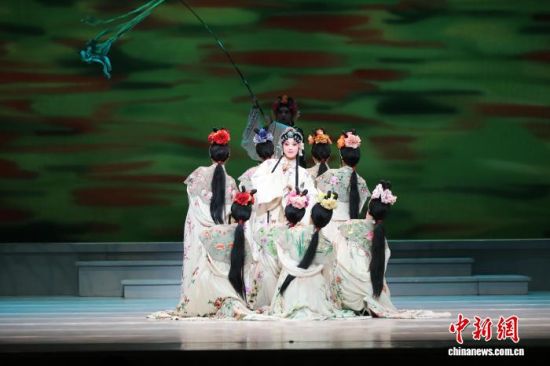 图为1月14日校园青春版《牡丹亭》在台北城市舞台彩排。中新社记者 刘大炜 摄 图为1月14日校园青春版《牡丹亭》在台北城市舞台彩排。中新社记者 刘大炜 摄