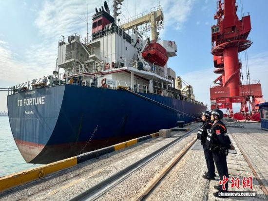 1月17日,巴拿马籍“财富”轮在莆田边检站监护下,停泊秀屿港区装载8800吨硫酸铵。 莆田边检站 供图 1月17日,巴拿马籍“财富”轮在莆田边检站监护下,停泊秀屿港区装载8800吨硫酸铵。 莆田边检站 供图