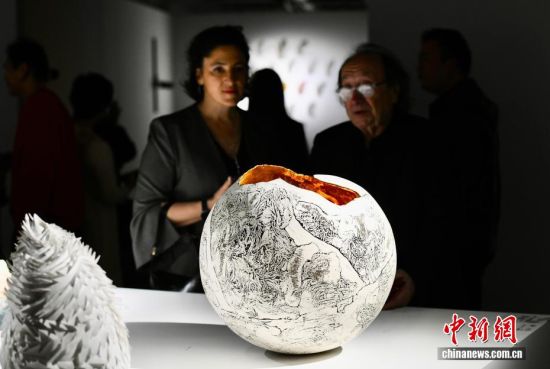 图为外国艺术家参观展览。中新社记者 王东明 摄 图为外国艺术家参观展览。中新社记者 王东明 摄
