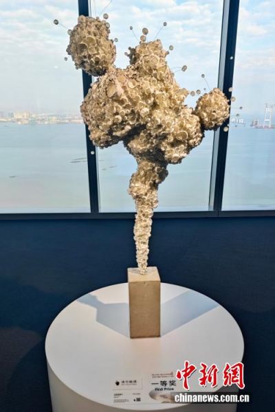 图为第四届“中国白”国际陶瓷艺术大奖赛一等奖作品《这里曾是水》。中新社记者 王东明 摄 图为第四届“中国白”国际陶瓷艺术大奖赛一等奖作品《这里曾是水》。中新社记者 王东明 摄