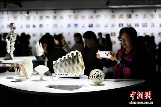 图为观众参观展览。中新社记者 王东明 摄 图为观众参观展览。中新社记者 王东明 摄