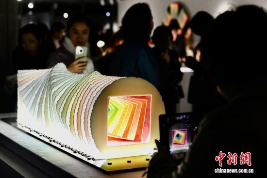 图为观众参观展览。中新社记者 王东明 摄 图为观众参观展览。中新社记者 王东明 摄